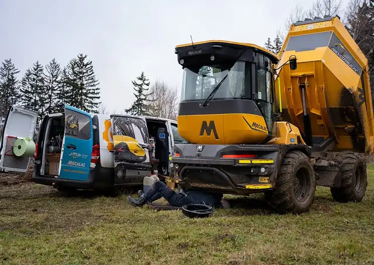 Servisní technik JMP u stavebního stroje Mecalac