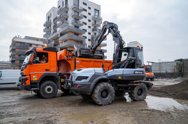 Kolové rypadlo Mecalac e12