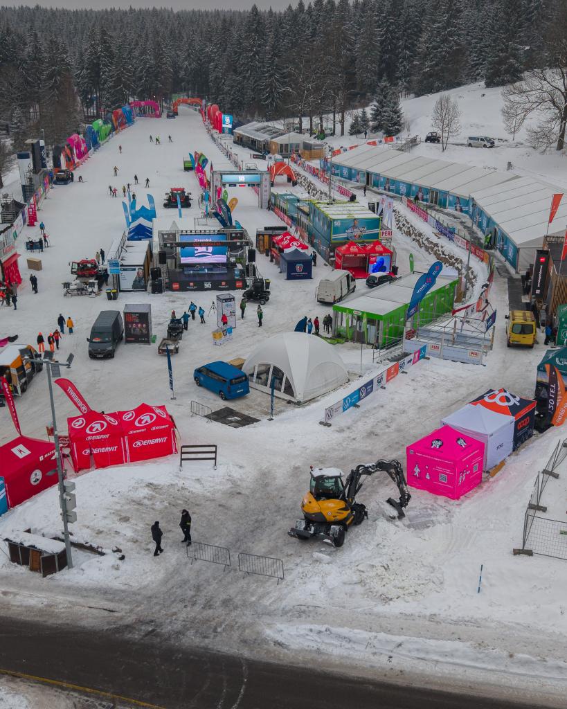 Stroje Mecalac upravují trať Jizerské 50