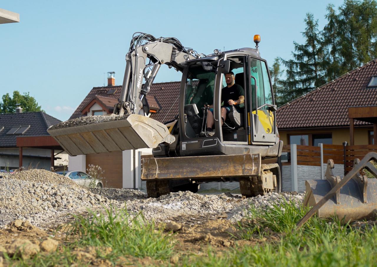 Pásové rypadlo Mecalac MCR v akci na stavbě